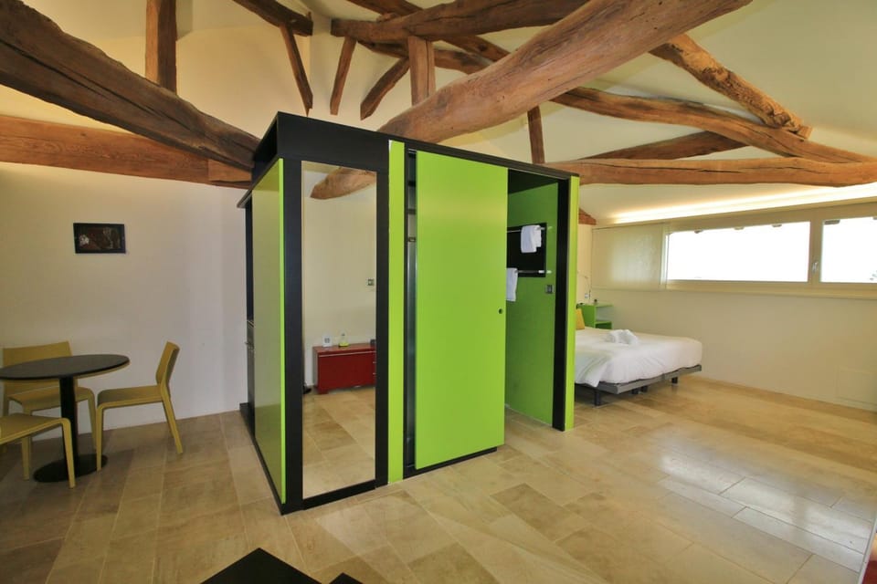 Bed, Bathroom, Photo of the whole room, cot