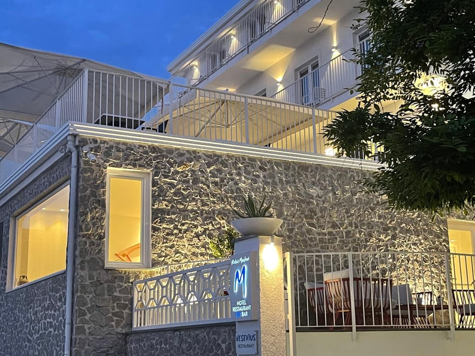 Property building, Patio, Facade/entrance, Balcony/Terrace, Balcony/Terrace