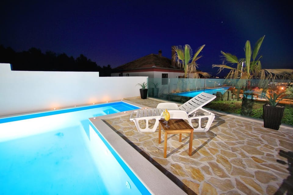 Swimming pool, Swimming pool