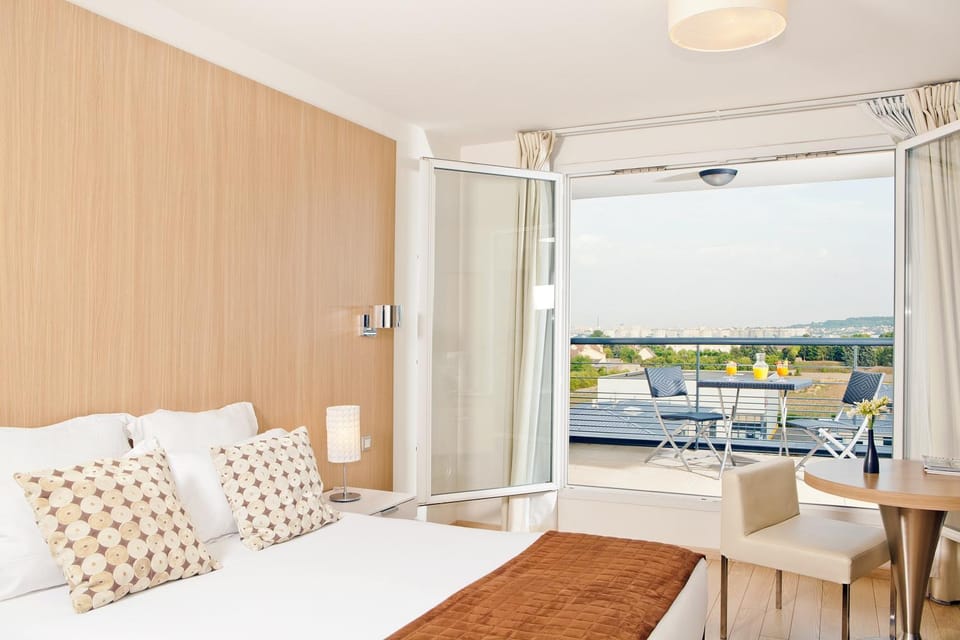 Photo of the whole room, Bedroom, City view