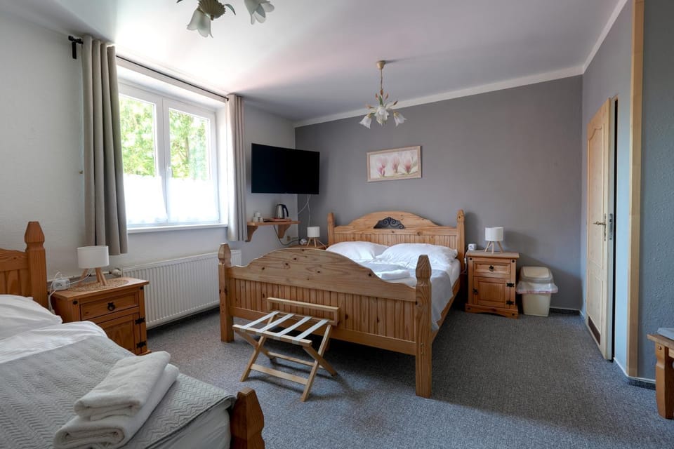 Bed, TV and multimedia, Photo of the whole room, Bedroom