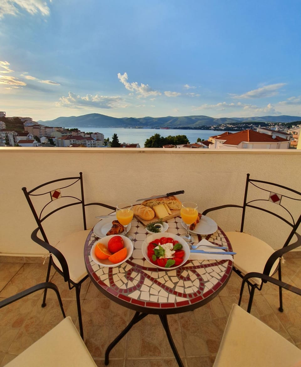 Balcony/Terrace, Food and drinks, Food, Sea view