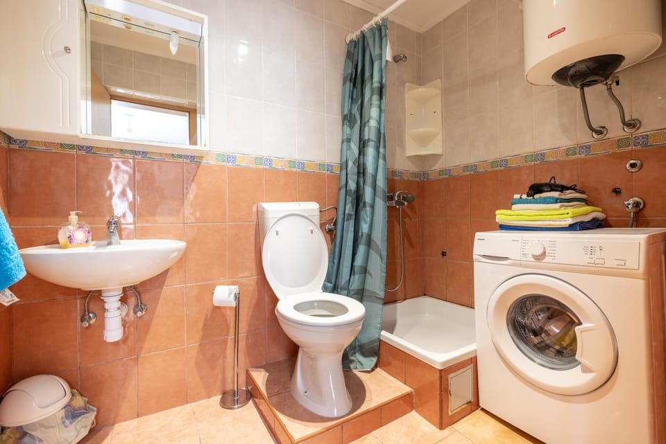 Shower, Toilet, Bathroom, towels, washing machine