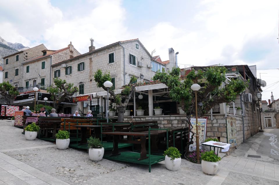 Property building, Restaurant/places to eat, Neighbourhood