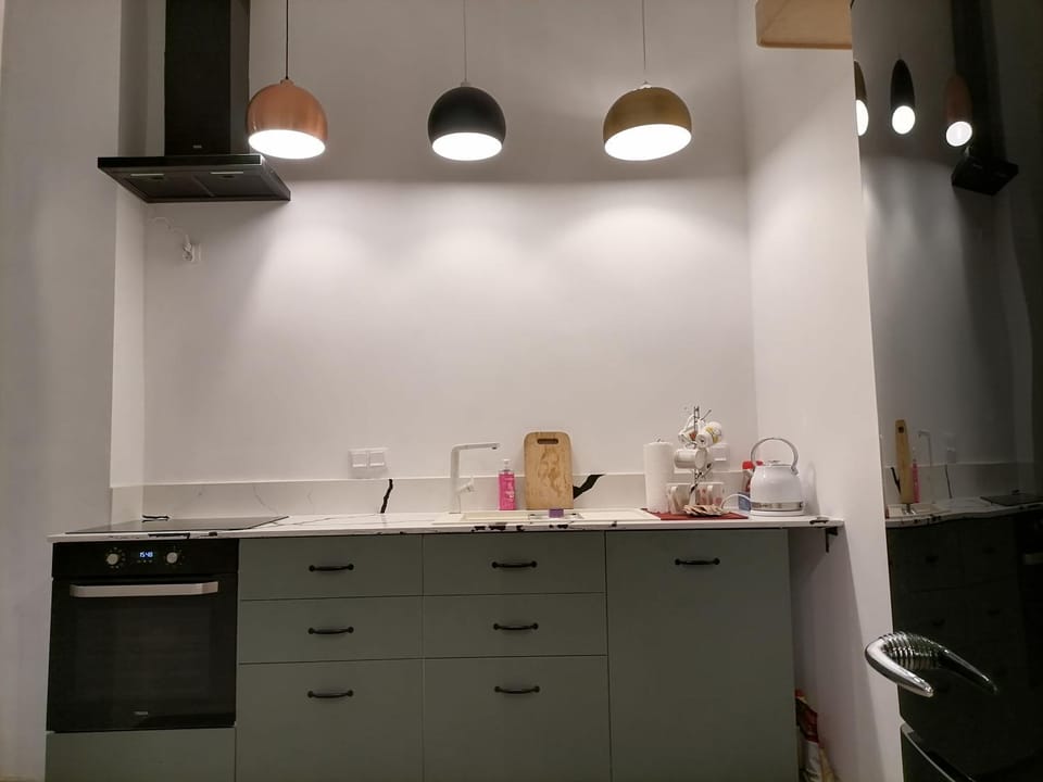 Coffee/tea facilities, Kitchen or kitchenette, stove