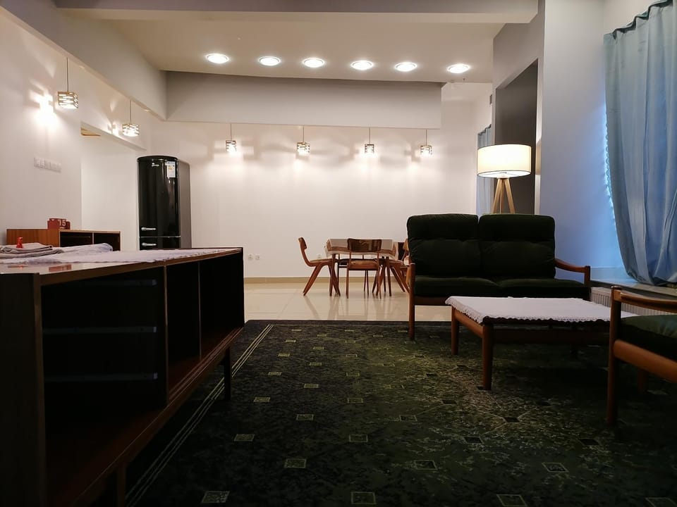 Kitchen or kitchenette, Living room, Business facilities, Seating area, Dining area