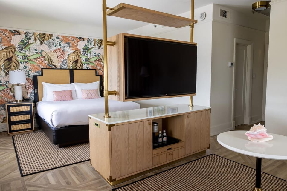 Bed, TV and multimedia, Living room, Seating area, Bedroom