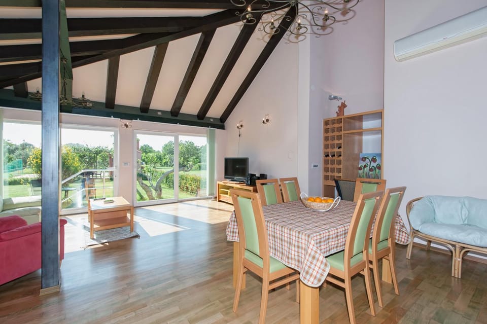 Living room, Dining area