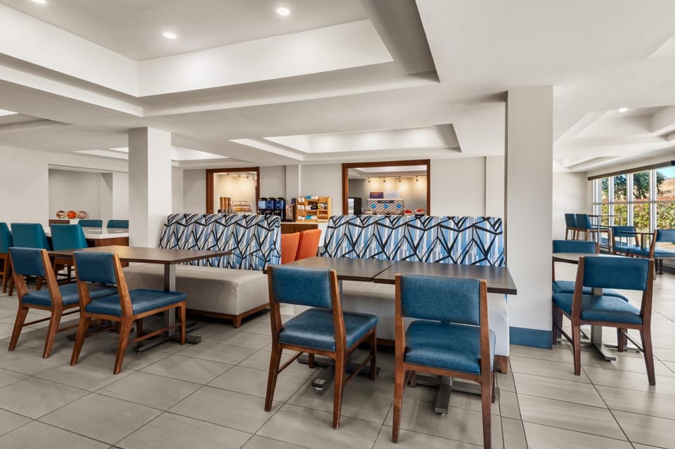 Seating area, Breakfast