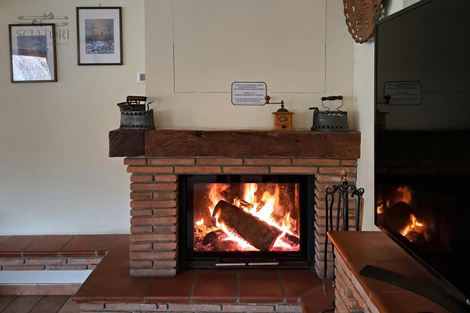 Communal lounge/ TV room, Winter, fireplace