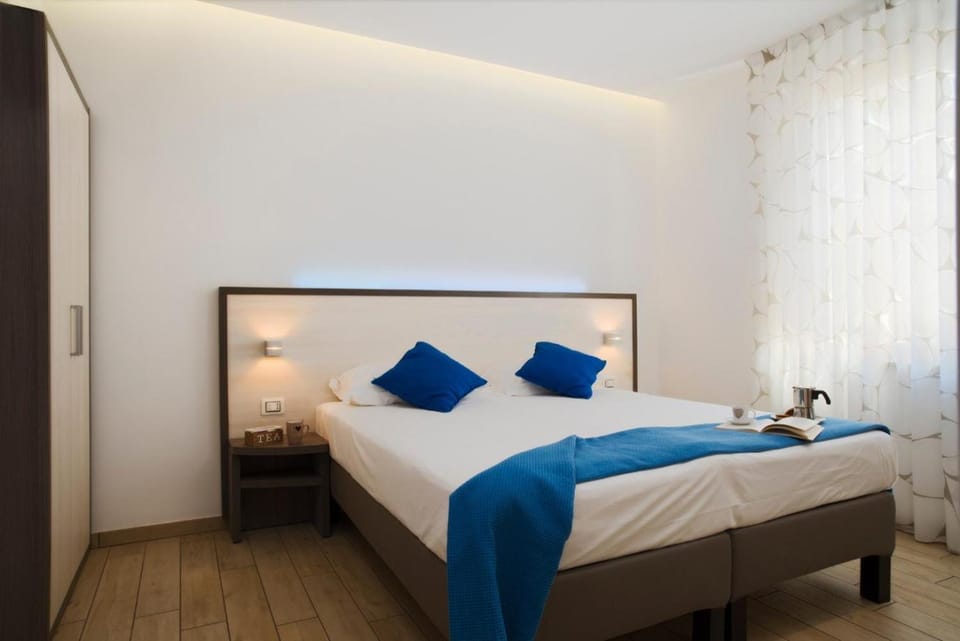 Bed, Photo of the whole room, Decorative detail, Inner courtyard view