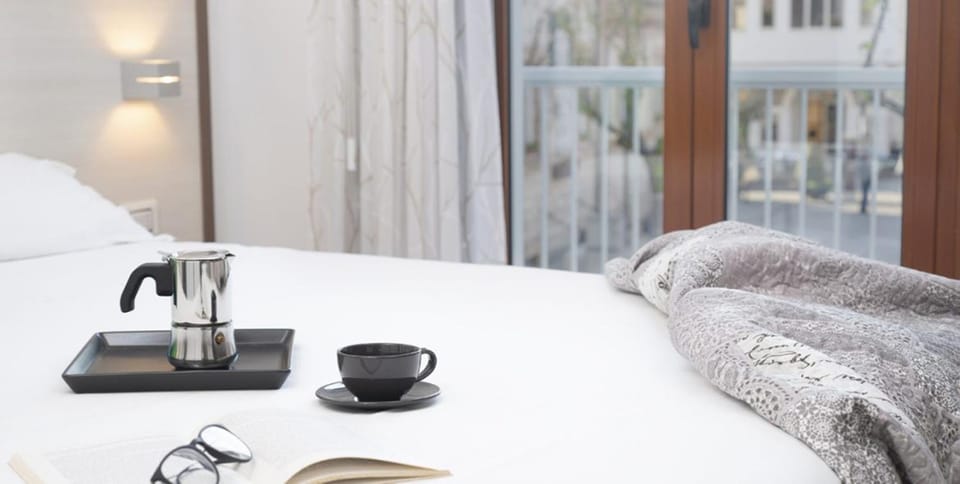 Coffee/tea facilities, Balcony/Terrace, Decorative detail, Bedroom, Landmark view