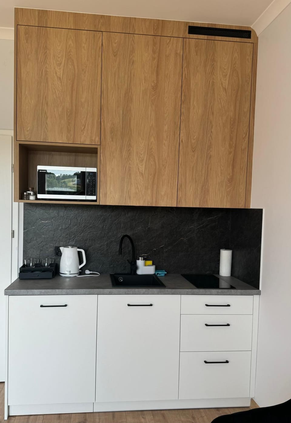 Coffee/tea facilities, Kitchen or kitchenette, stove