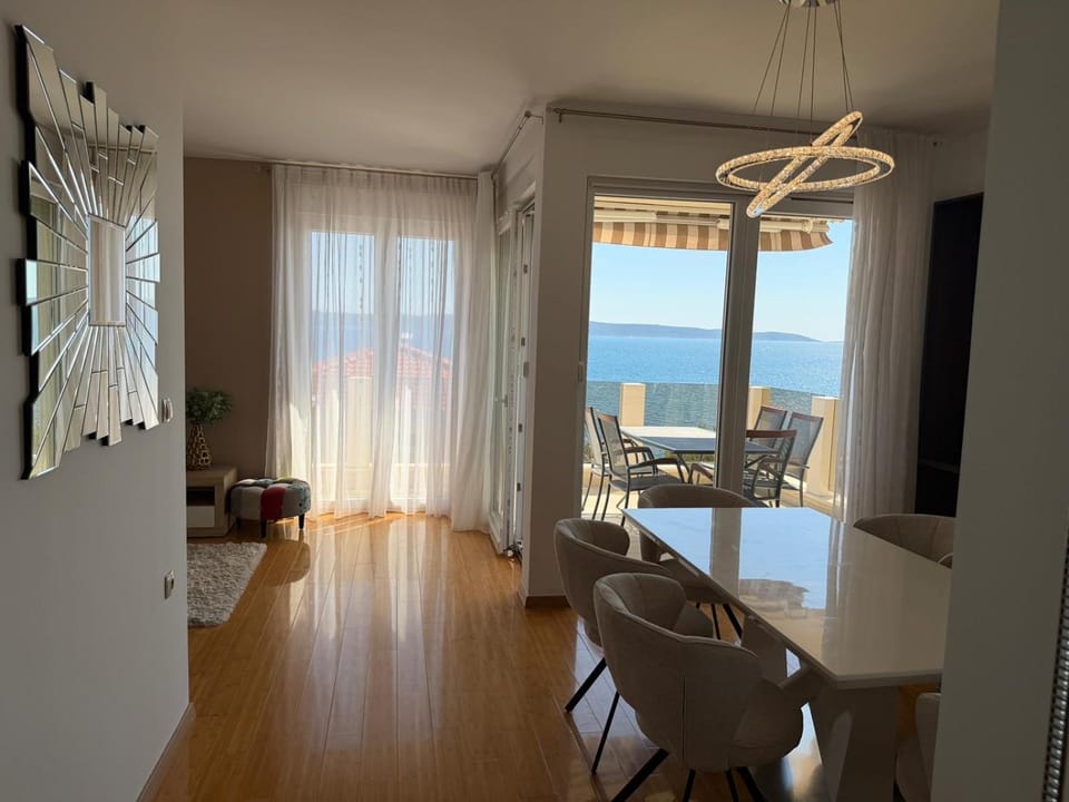 Apartments Villa Atlantis Apartment in Okrug Gornji