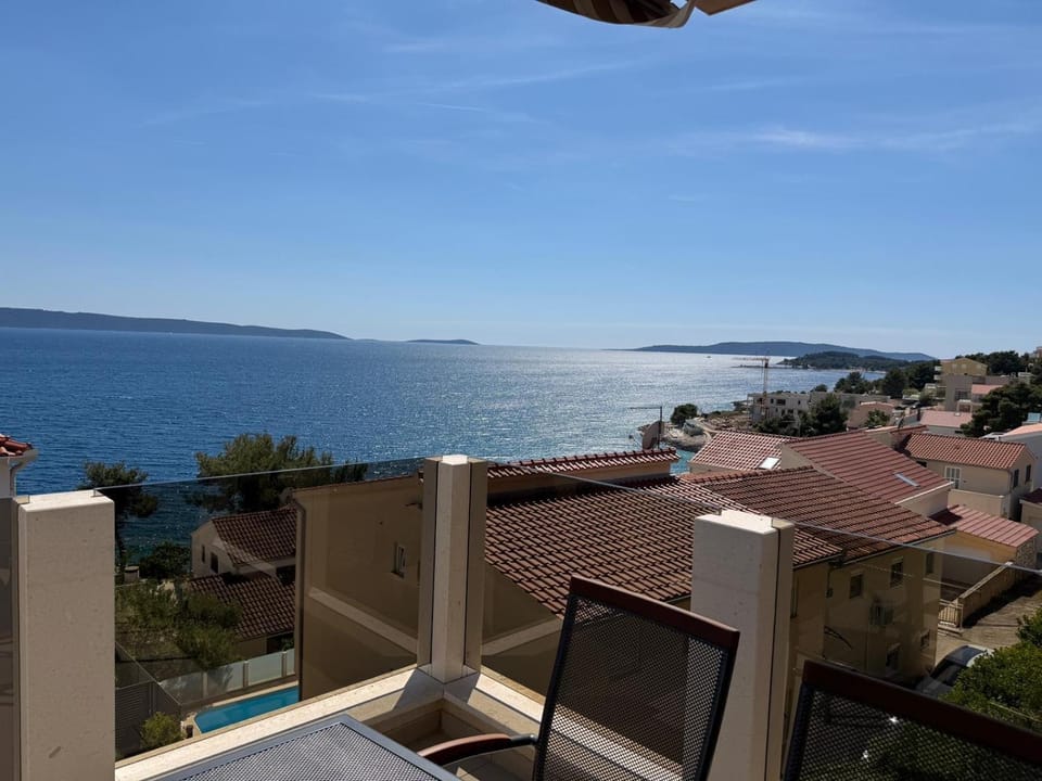 Apartments Villa Atlantis Apartment in Okrug Gornji