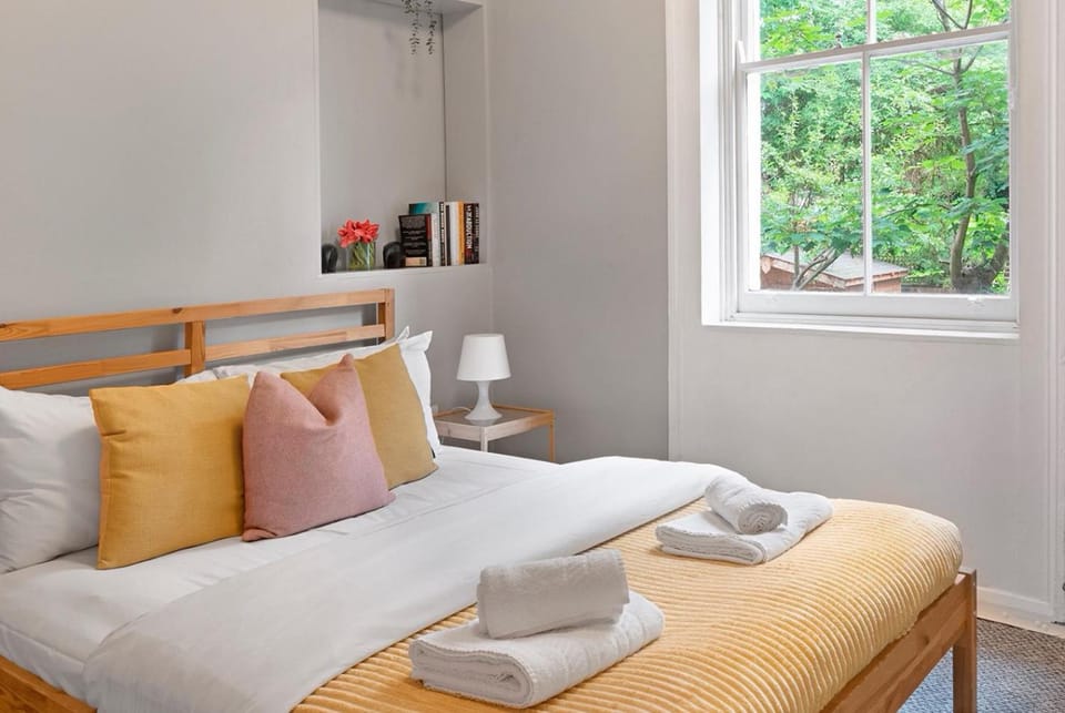 Bed, towels