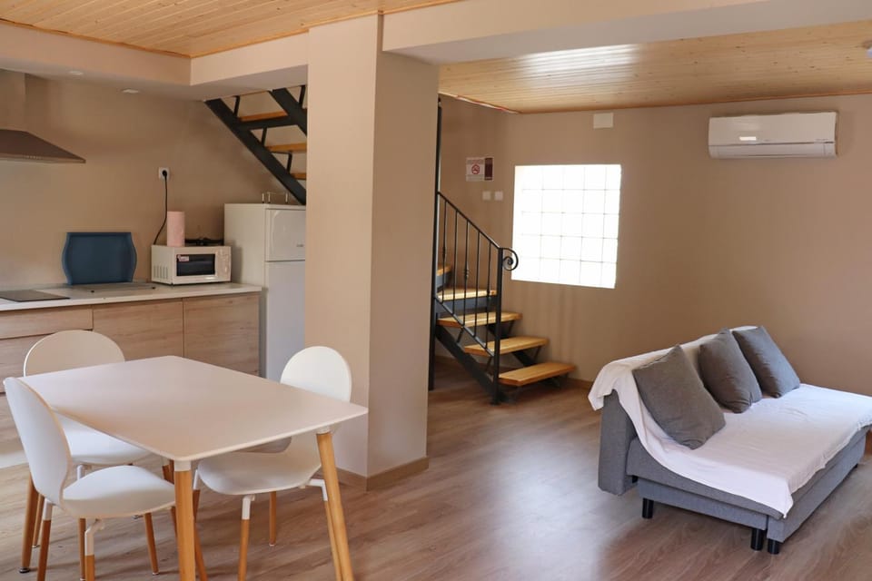 TV and multimedia, Kitchen or kitchenette, Living room, Seating area, Dining area