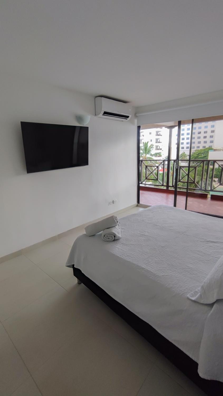 TV and multimedia, Photo of the whole room, air conditioner