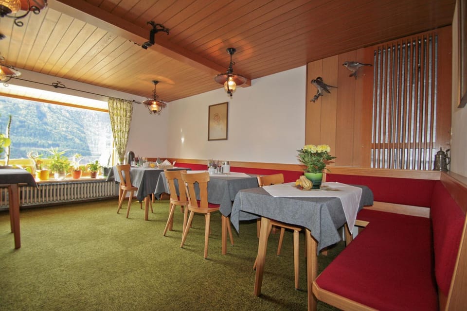 Restaurant/places to eat, Internal: Not applicable to any particular room