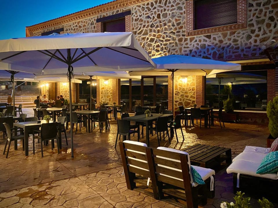 Restaurant/places to eat, Balcony/Terrace