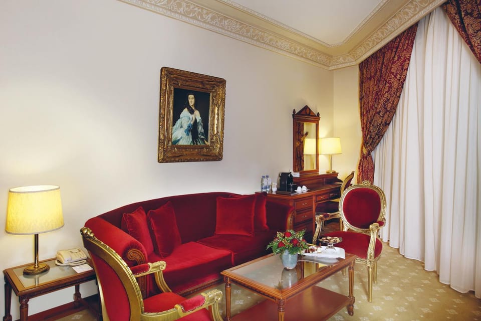 Coffee/tea facilities, Living room, Photo of the whole room, Decorative detail, Seating area, Dining area