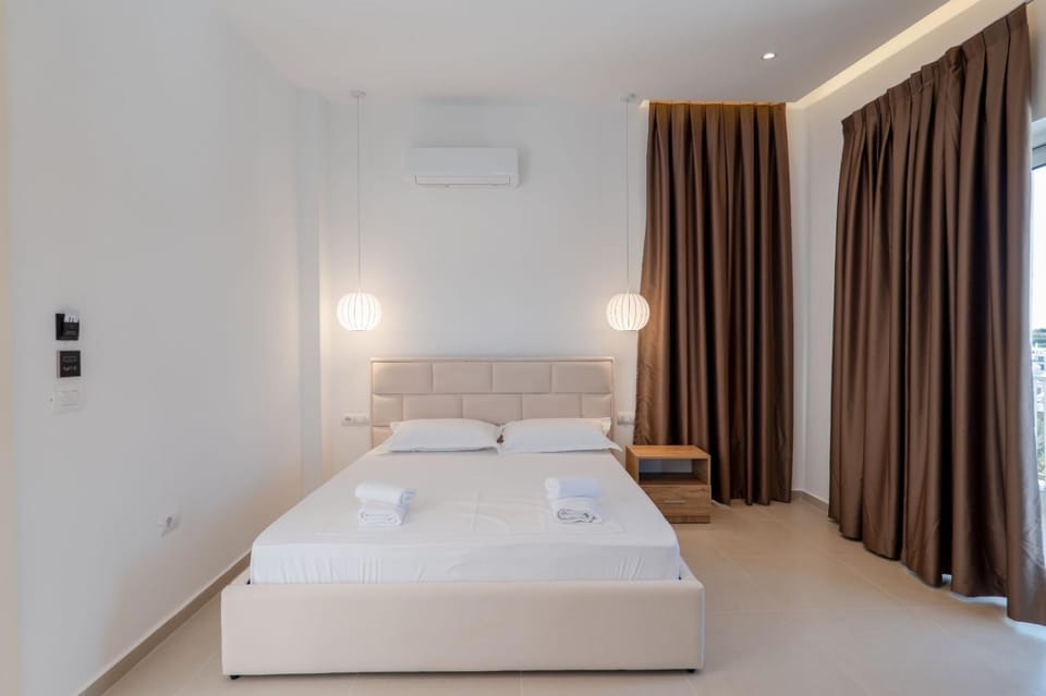 Bed, Photo of the whole room, Bedroom, towels, air conditioner