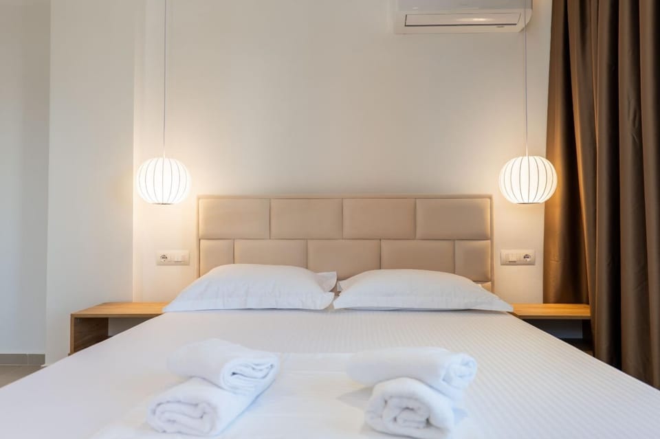 Bed, Photo of the whole room, Bedroom, towels, air conditioner
