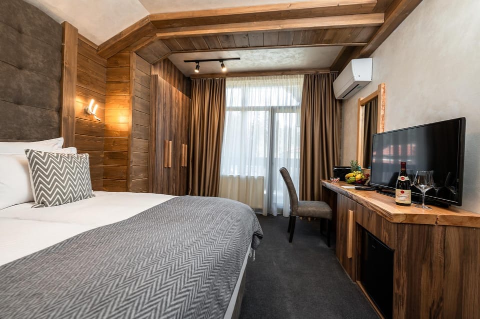 Bed, TV and multimedia, Photo of the whole room, Bedroom, wardrobe