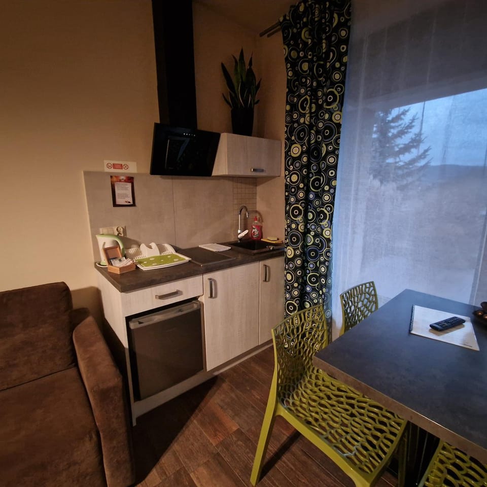 Bed, Kitchen or kitchenette, Photo of the whole room, Bedroom