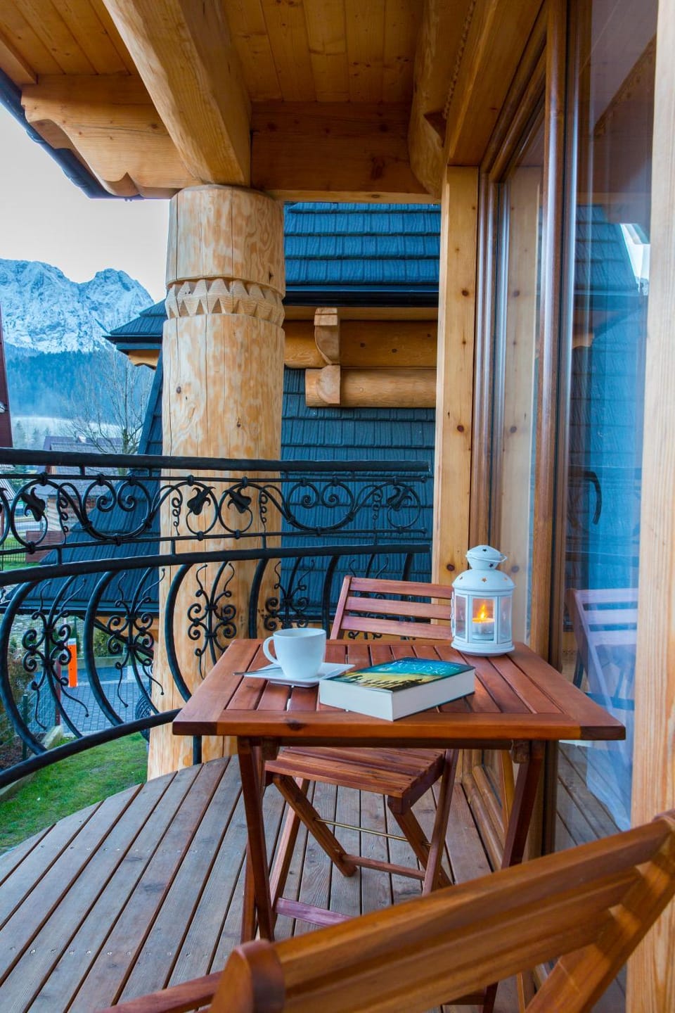 Property building, Balcony/Terrace, Mountain view