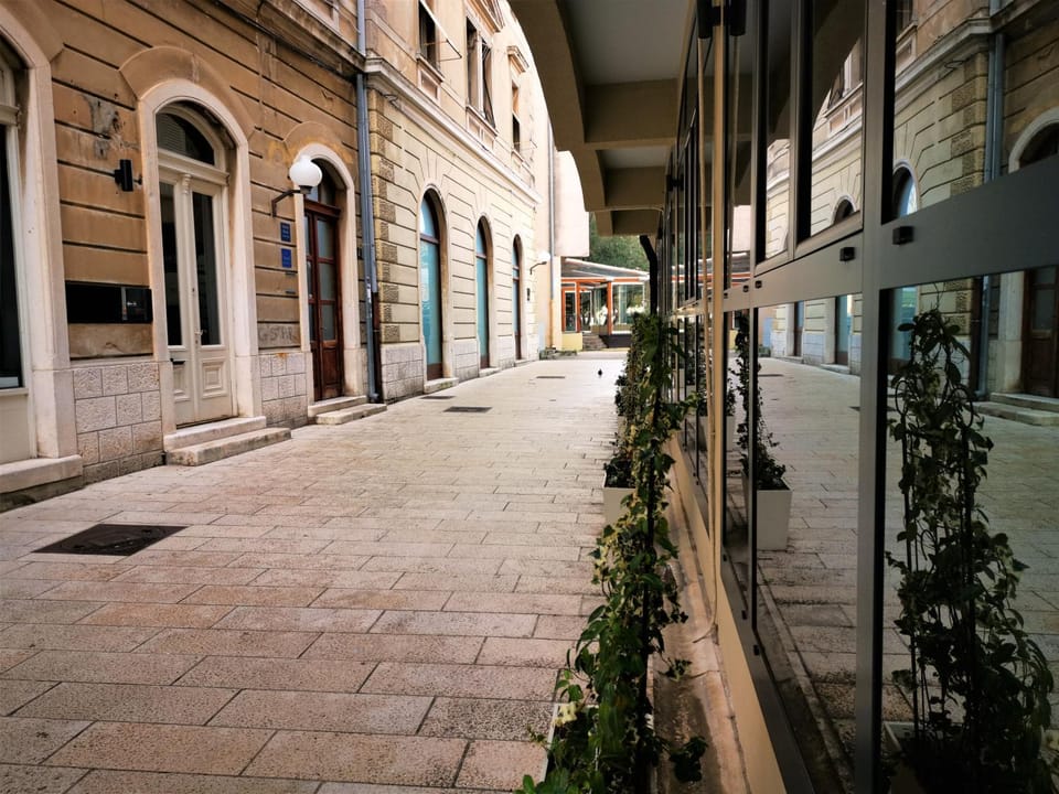 Facade/entrance, Neighbourhood
