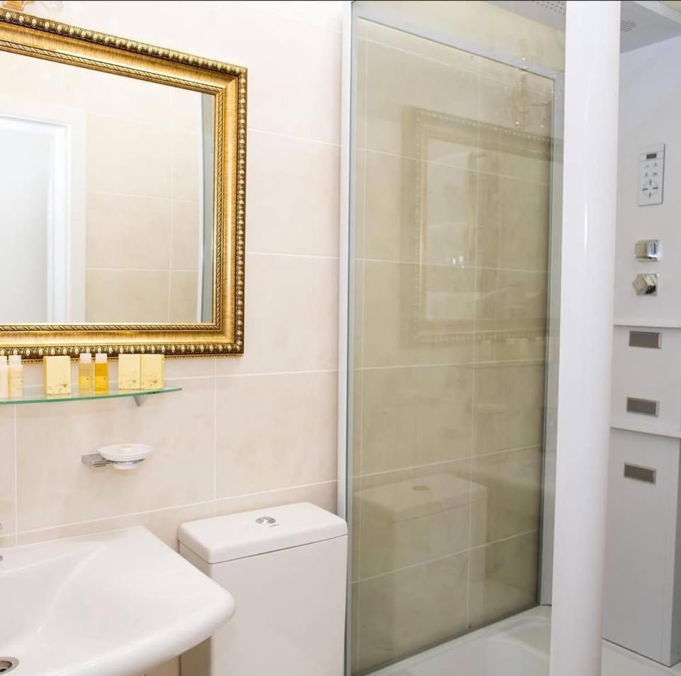 Shower, Toilet