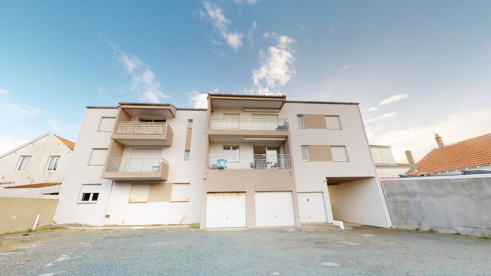 Property building, Facade/entrance, Off site