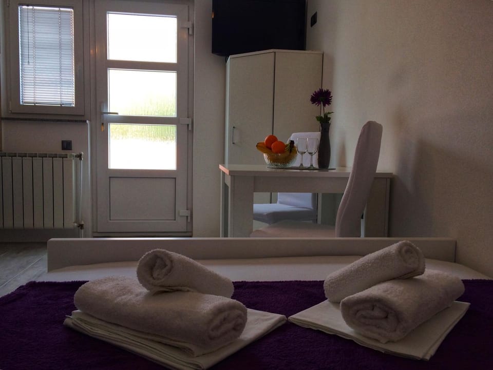 Bed, TV and multimedia, Bedroom