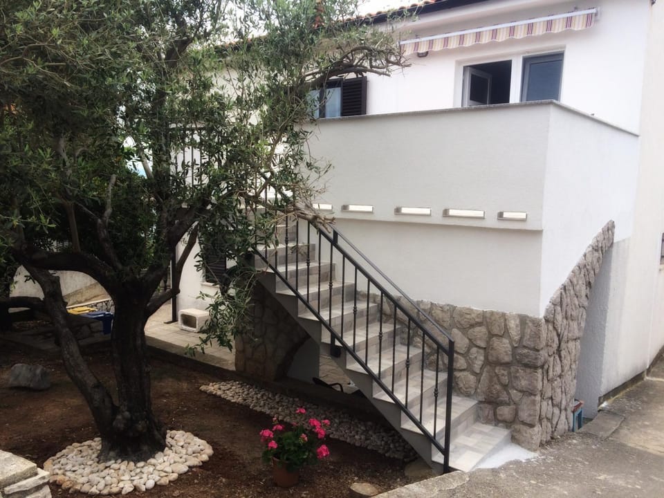 Property building, Facade/entrance, Garden