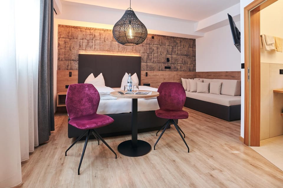Toilet, Bed, Photo of the whole room, Seating area, Bedroom