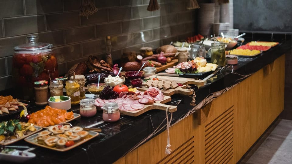 Restaurant/places to eat, Breakfast, Continental breakfast, Buffet breakfast