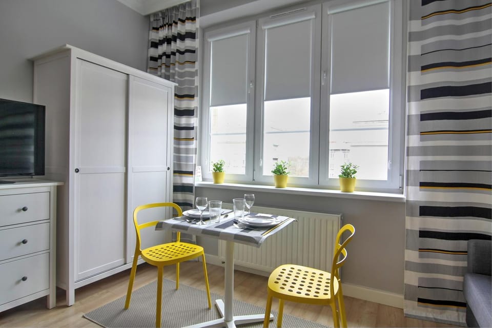 TV and multimedia, Seating area, Dining area