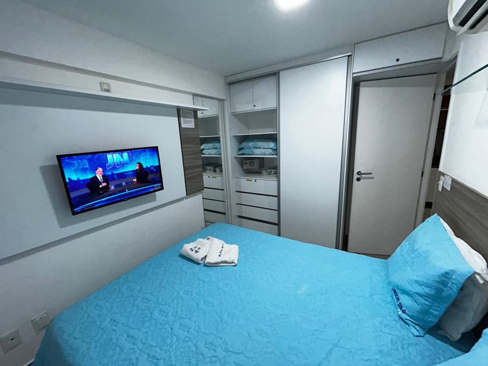 Bed, TV and multimedia, Photo of the whole room, Bedroom, towels, wardrobe, air conditioner