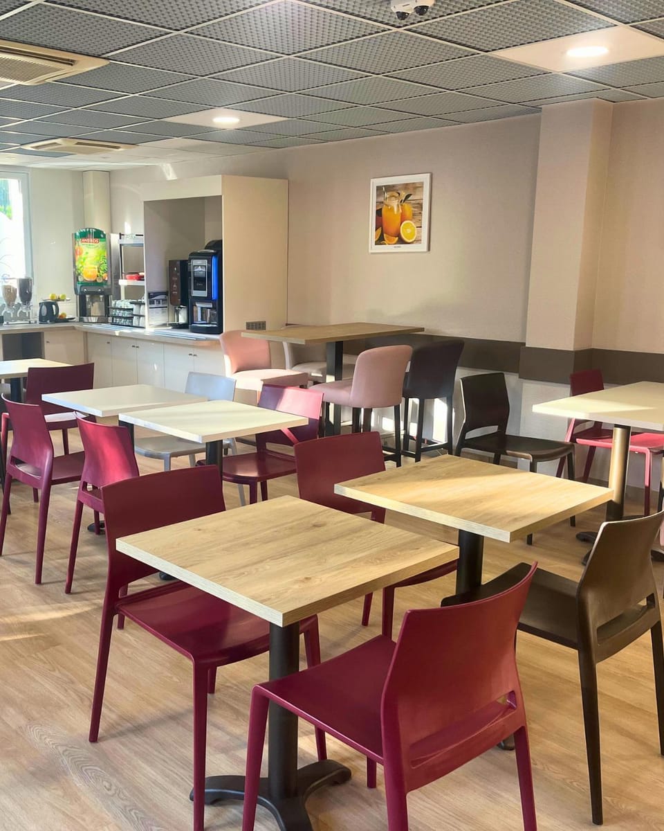 Restaurant/places to eat, Banquet/Function facilities, Seating area