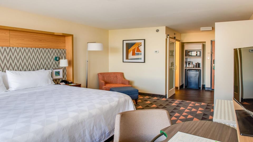 Bed, TV and multimedia, Seating area, Street view, minibar