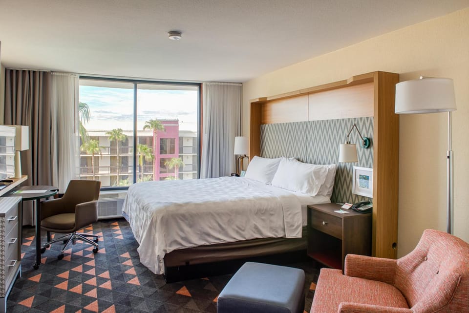 Bed, TV and multimedia, Seating area, Pool view, minibar