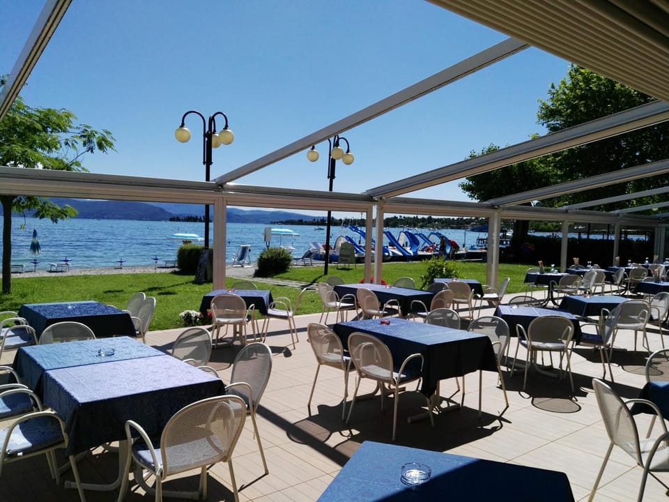 Property building, Restaurant/places to eat, Day, Natural landscape, Lake view, Breakfast