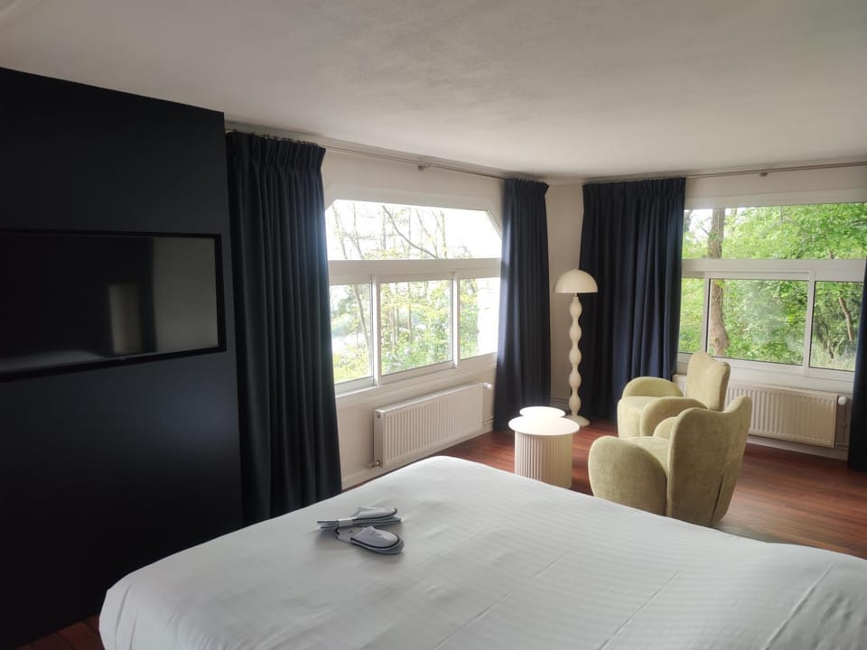 Bed, TV and multimedia, Photo of the whole room, Bedroom