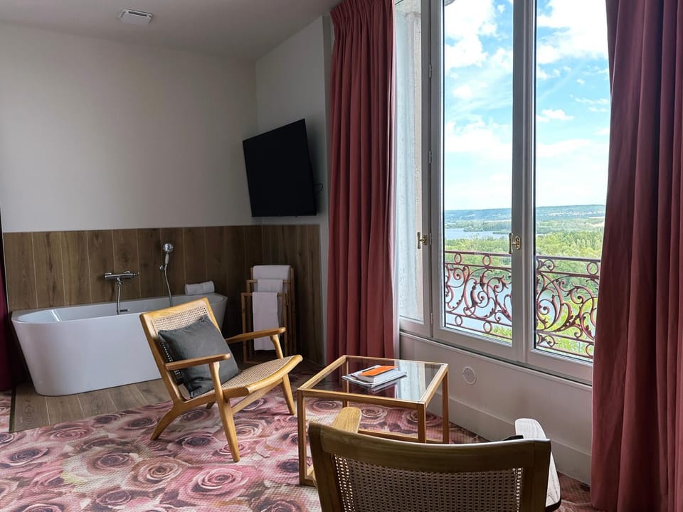 TV and multimedia, View (from property/room), Seating area
