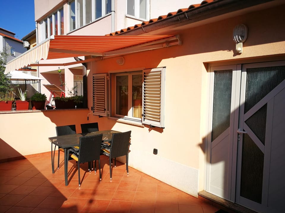 Property building, Facade/entrance, Balcony/Terrace
