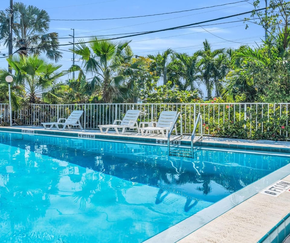 Day, Swimming pool