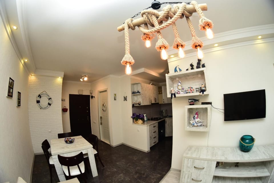 Coffee/tea facilities, Kitchen or kitchenette, Living room, Seating area, Dining area