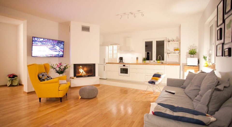 TV and multimedia, Living room, Seating area, Dining area