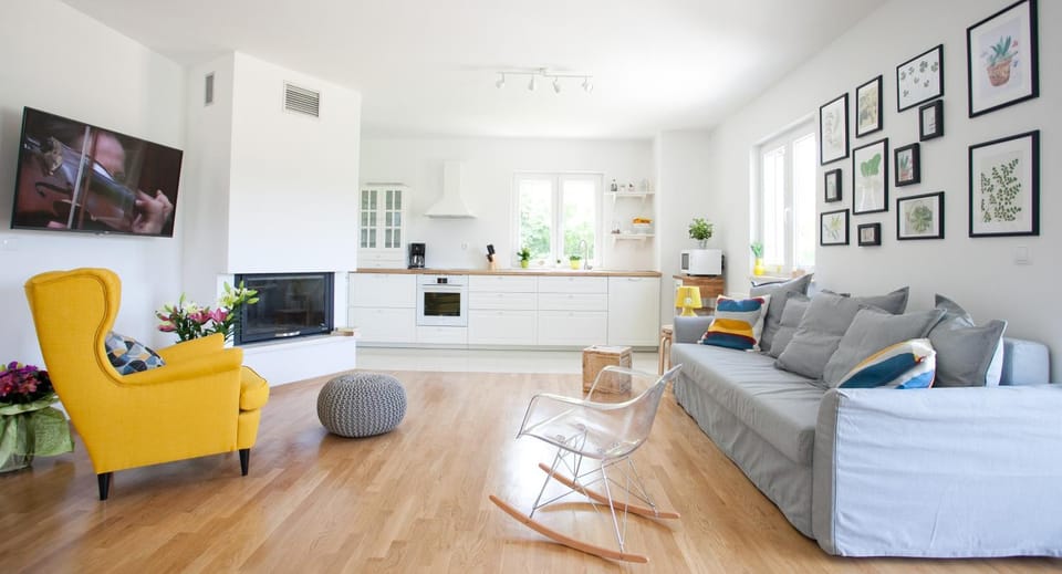 TV and multimedia, Kitchen or kitchenette, Living room, Seating area, Dining area